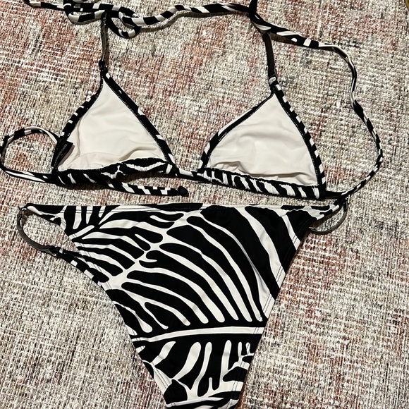 White and black tropical patterned 2 piece bikini. Top: M, Bottom: L - Picture 4 of 8